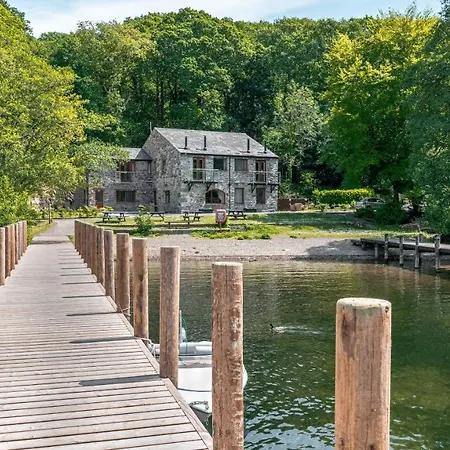 캠프장 Hill Of Oaks 5*