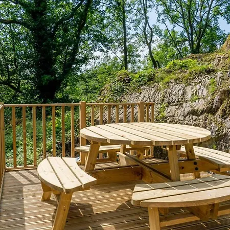 캠프장 Hill Of Oaks 5*